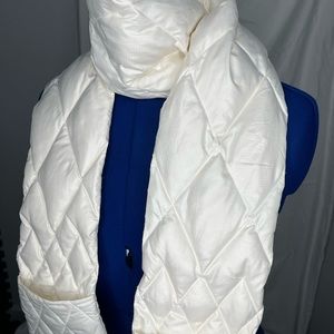 Puffer scarf with pockets